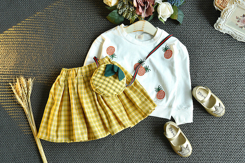 Ensemble pull brodé et jupe à carreaux