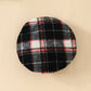 Ensemble trois pièces haut à col roulé, jupe tartan à cordon de serrage et béret