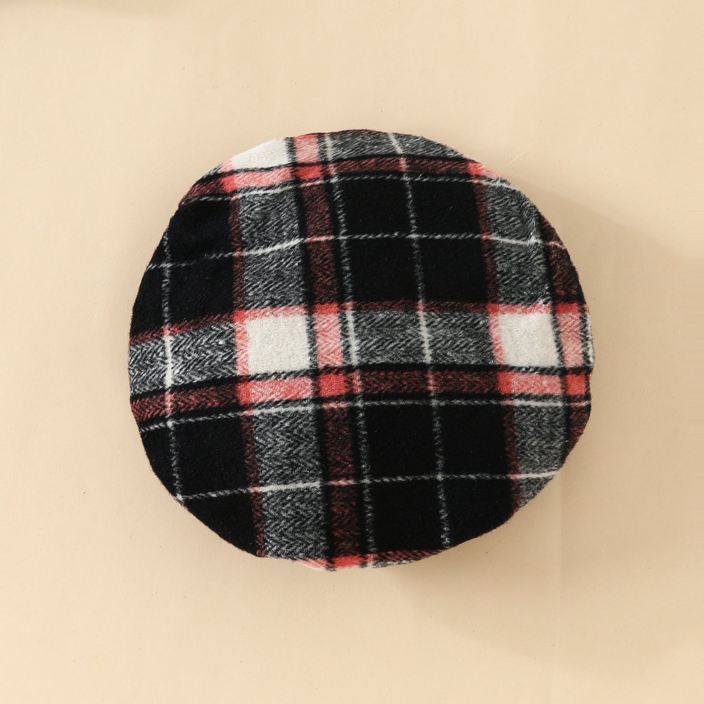 Ensemble trois pièces haut à col roulé, jupe tartan à cordon de serrage et béret