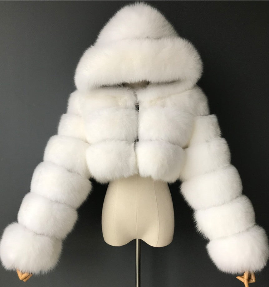 Manteau court à capuche en fausse fourrure à manches longues