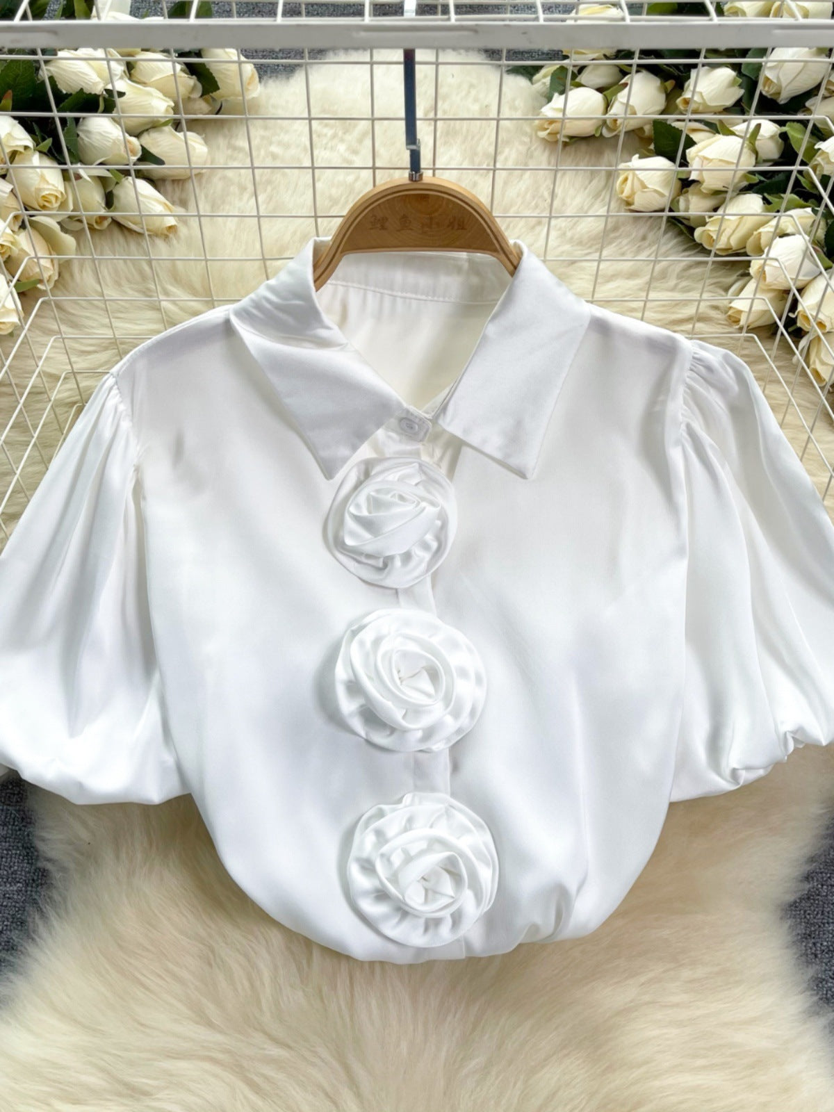 Haut en satin français à manches bouffantes et fleurs tridimensionnelles