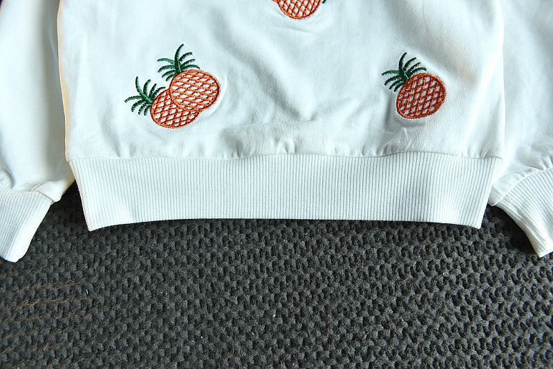 Ensemble pull brodé et jupe à carreaux