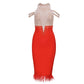 Robe de soirée à plumes et épaules dénudées
