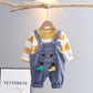 Ensemble deux pièces t-shirt et jean à bretelles pour enfant