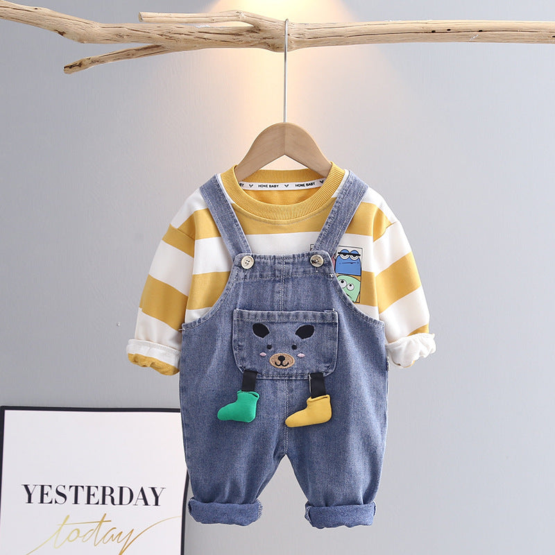 Ensemble deux pièces t-shirt et jean à bretelles pour enfant