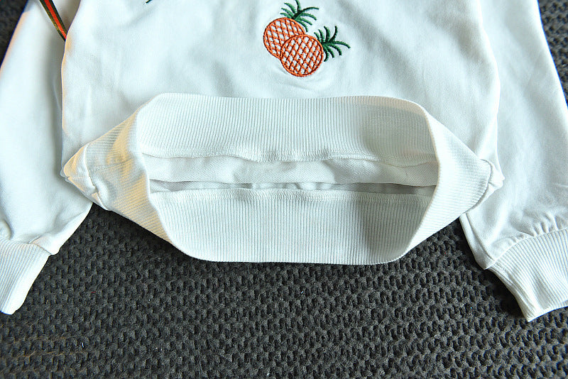 Ensemble pull brodé et jupe à carreaux