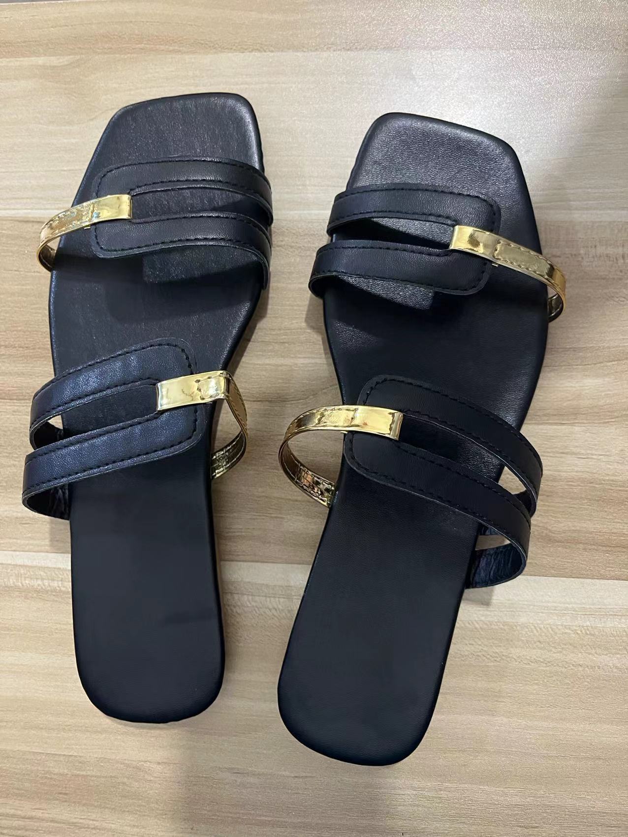 Sandales et pantoufles à semelles plates tendance et assorties pour femmes