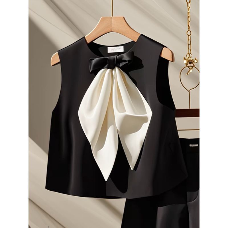 Two-piece Set Featuring A Black Bow-tie Top And Shorts