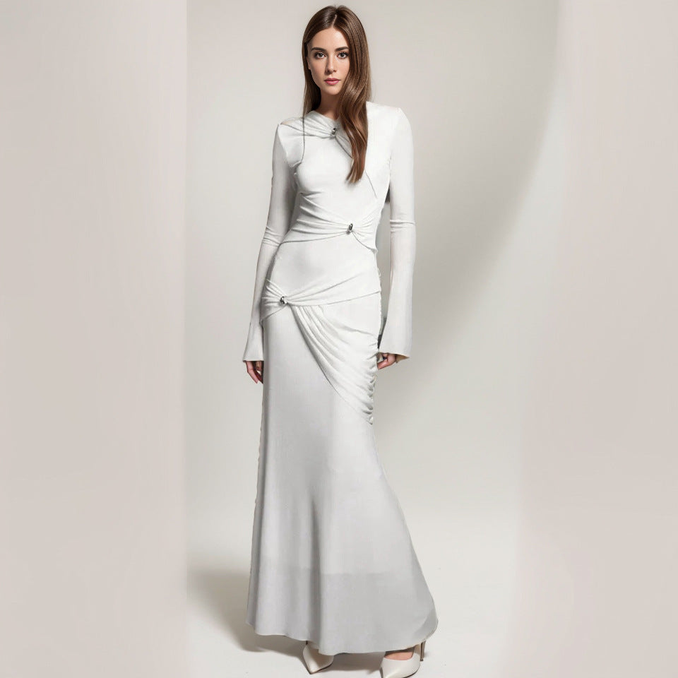 Robe plissée à manches longues et coupe ajustée pour femme avec nœud en métal