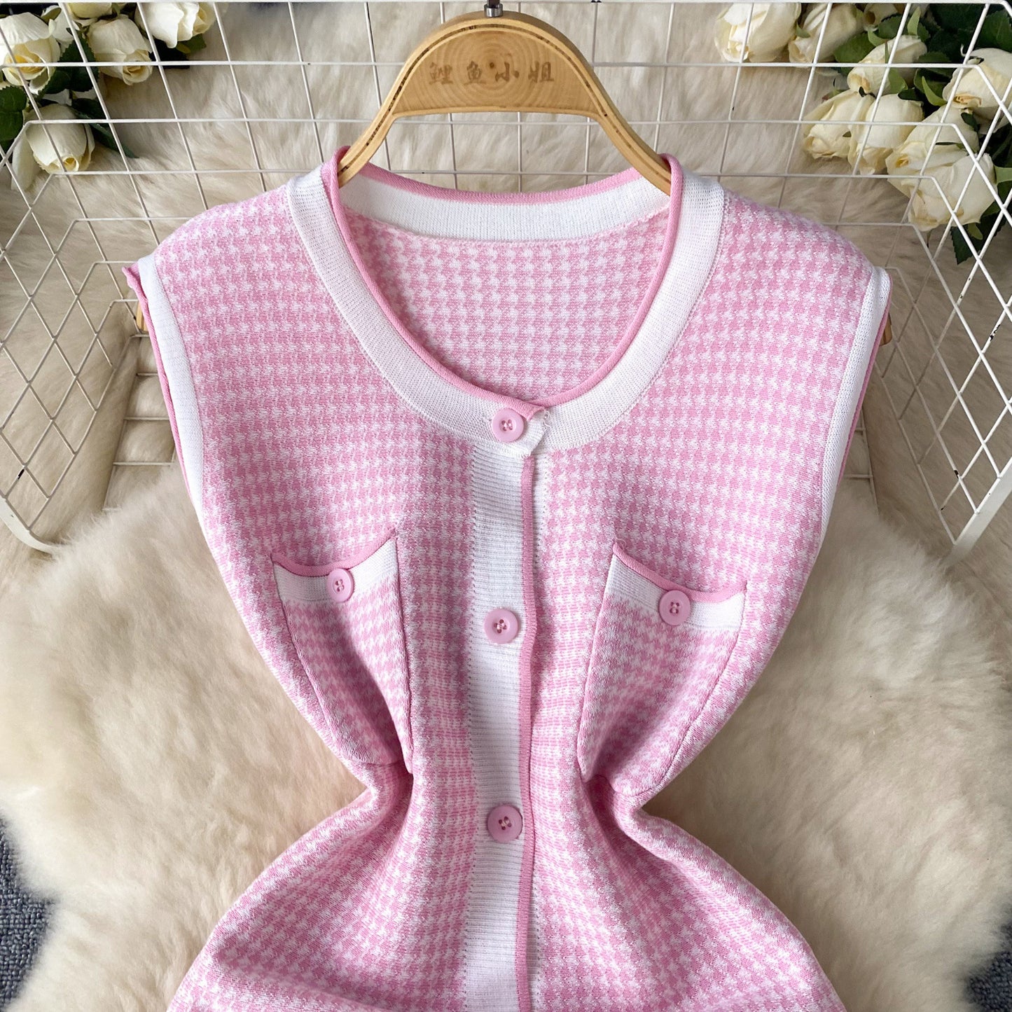 Light Luxury Gold Style Sleeveless Plaid Knitted Dress