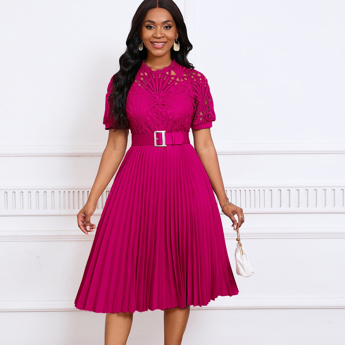 Robe plissée à manches courtes et coutures en dentelle pour femme