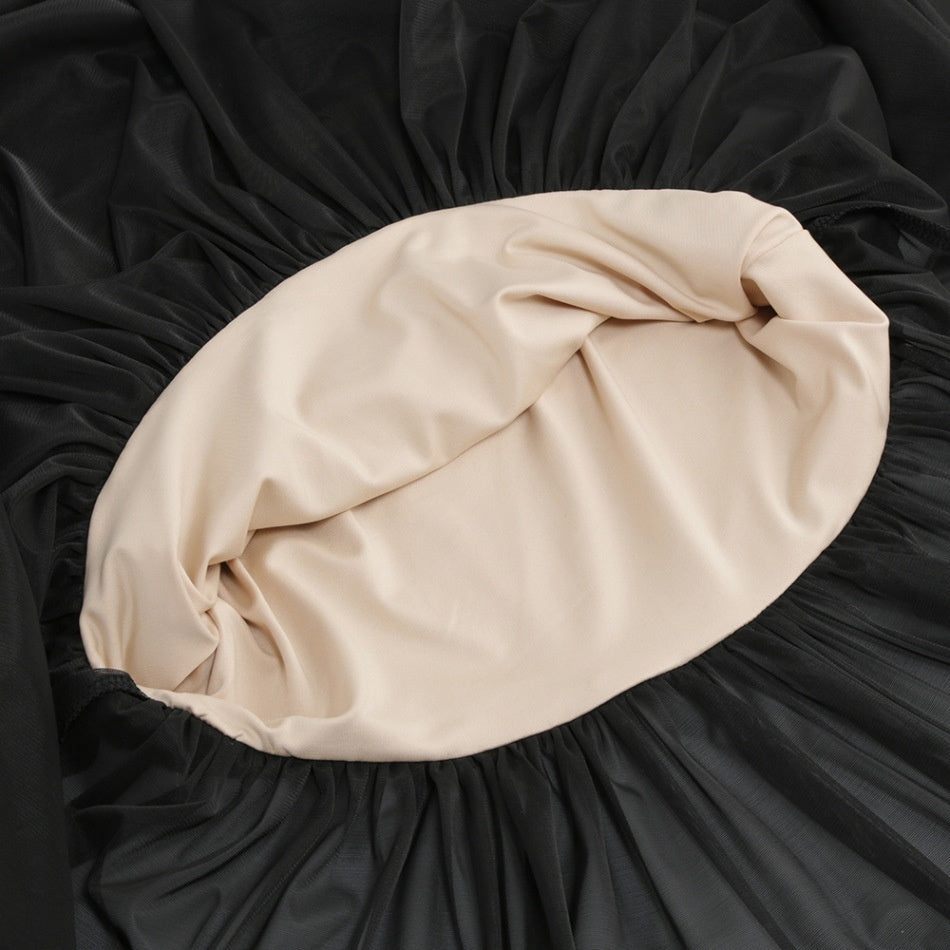 Robe longue à épaules dénudées et plis en maille transparente