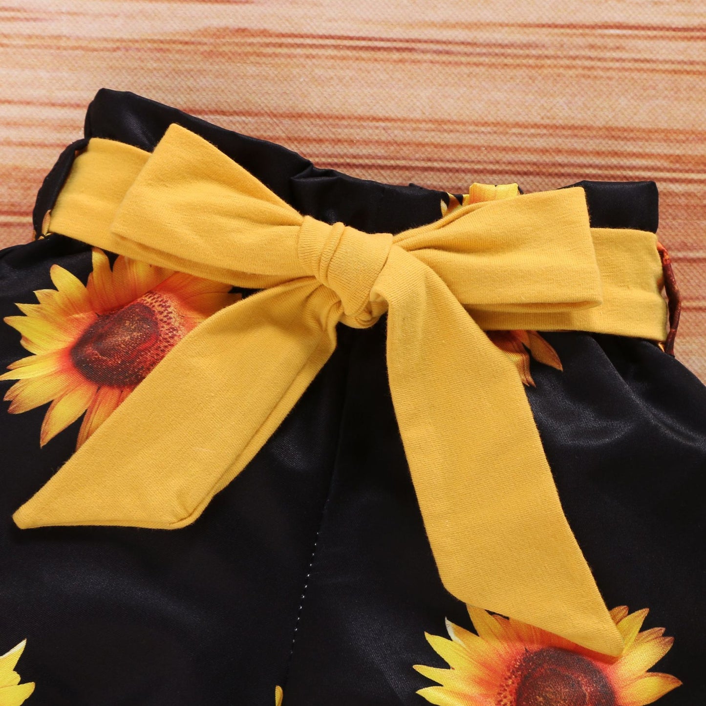 Ensemble trois pièces veste à manches courtes et short tournesol pour bébé