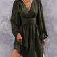 Robe à col diagonal, manches lanternes, taille plissée