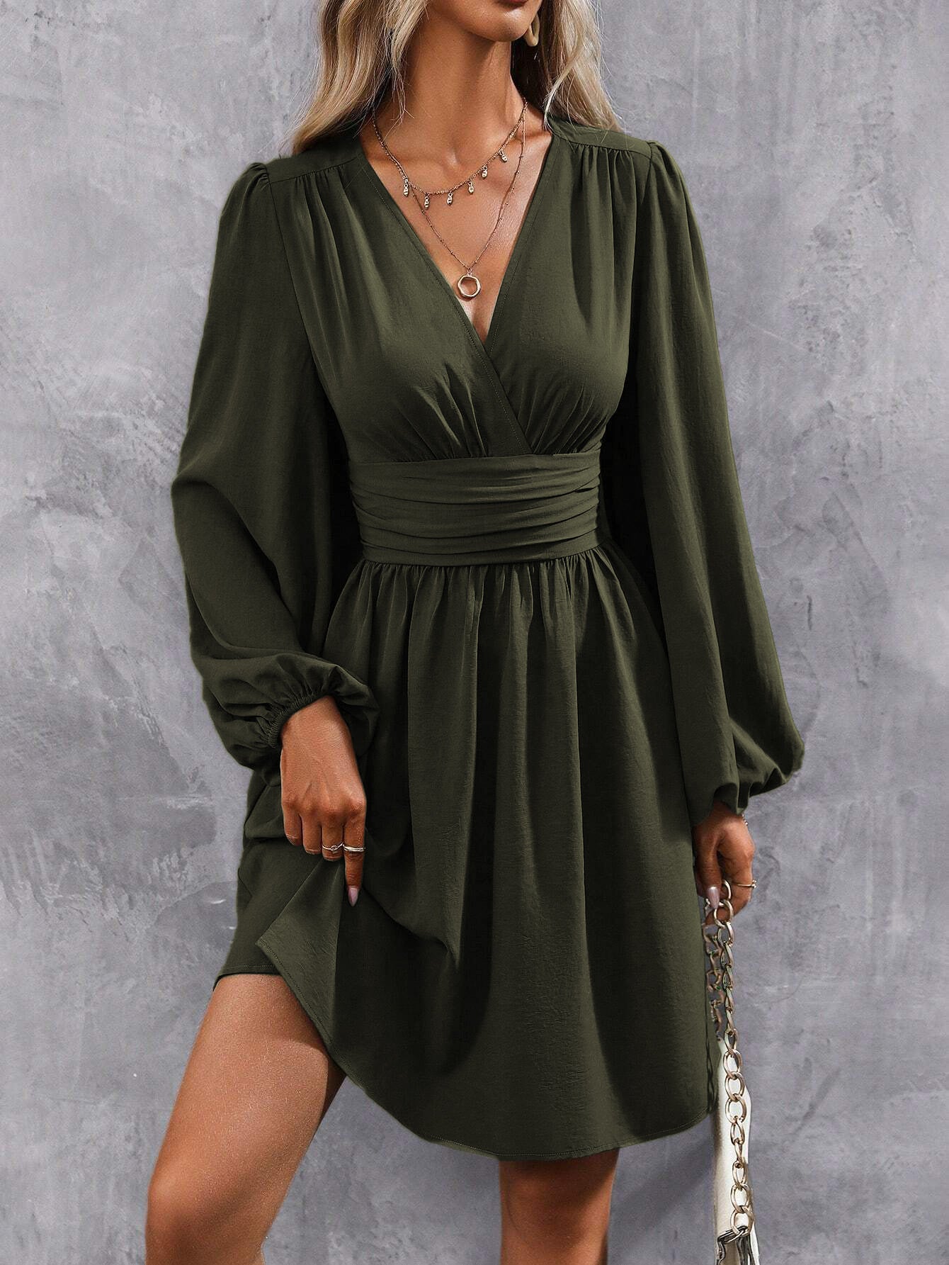 Robe à col diagonal, manches lanternes, taille plissée