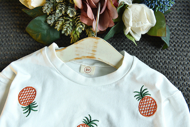 Ensemble pull brodé et jupe à carreaux