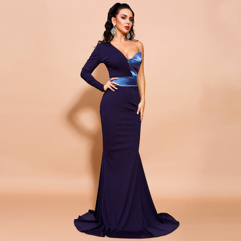 Robe de soirée longue de couleur assortie
