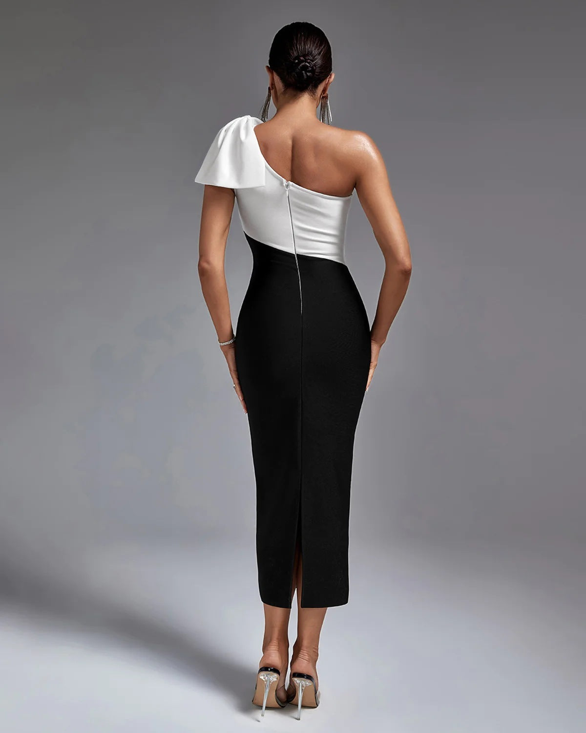 Robe une pièce décontractée à bandes et à nœuds sur les épaules