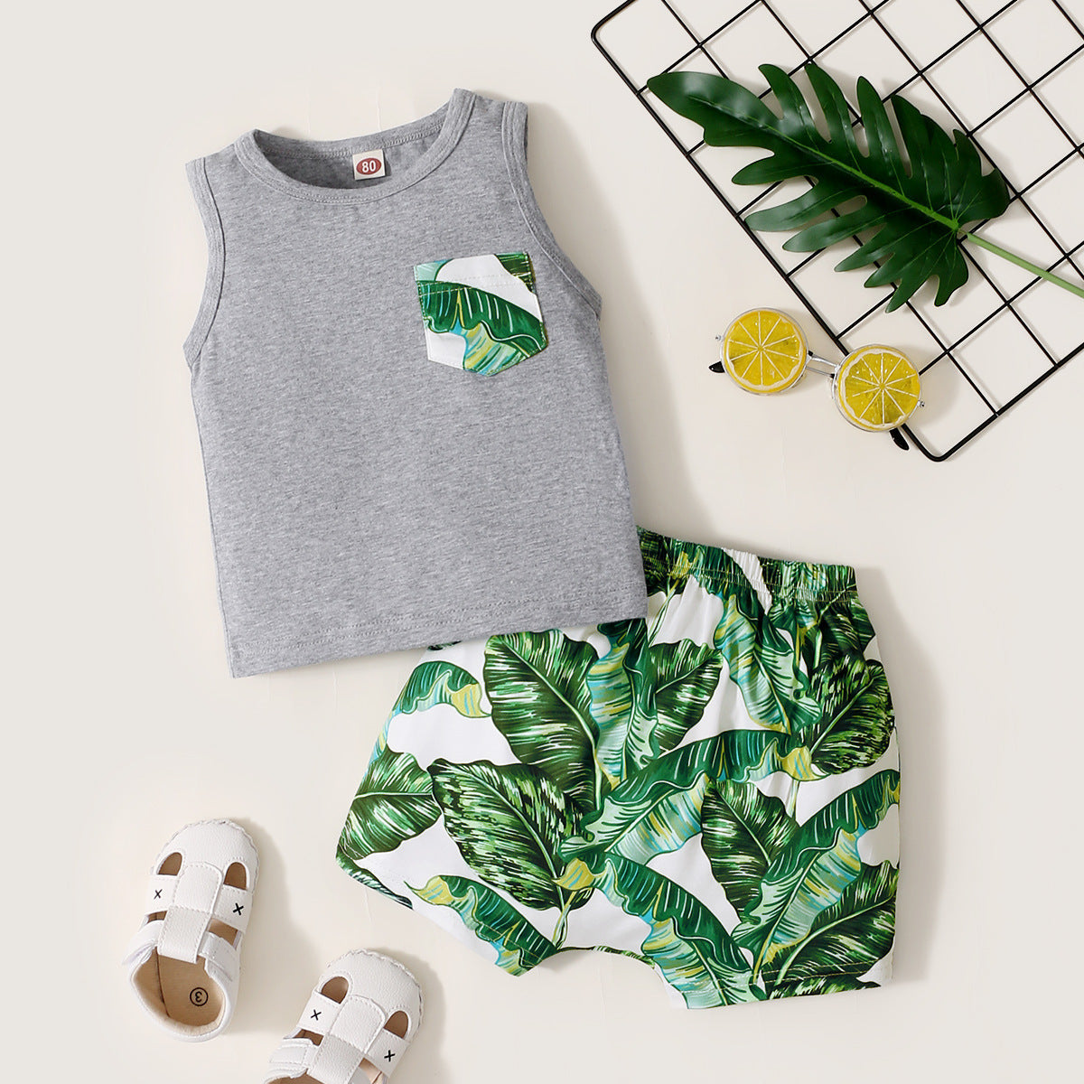 Ensemble deux pièces haut sans manches de couleur unie et short imprimé