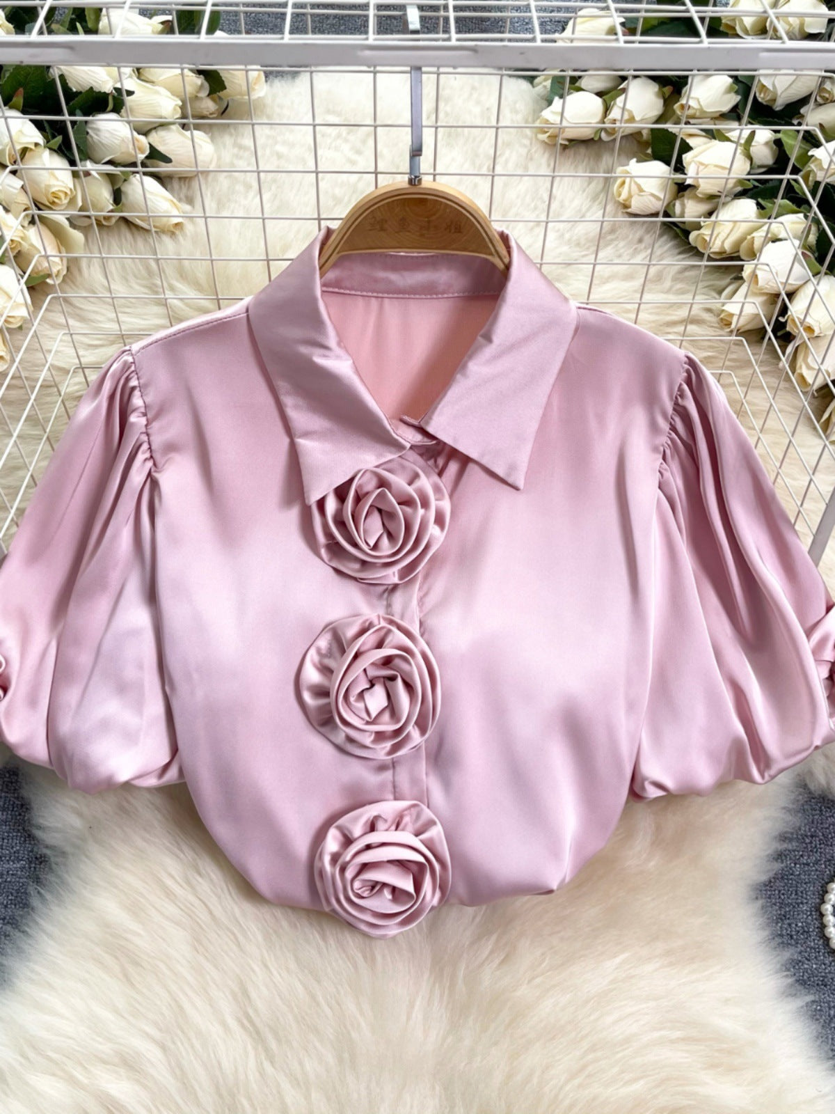 Haut en satin français à manches bouffantes et fleurs tridimensionnelles