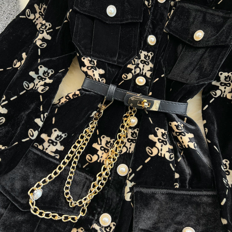 Robe en velours doré à simple boutonnage et revers