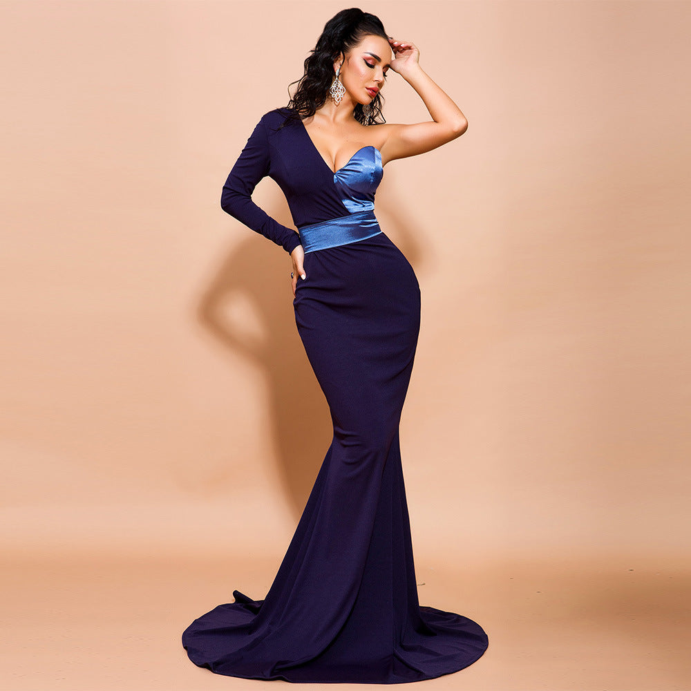 Robe de soirée longue de couleur assortie