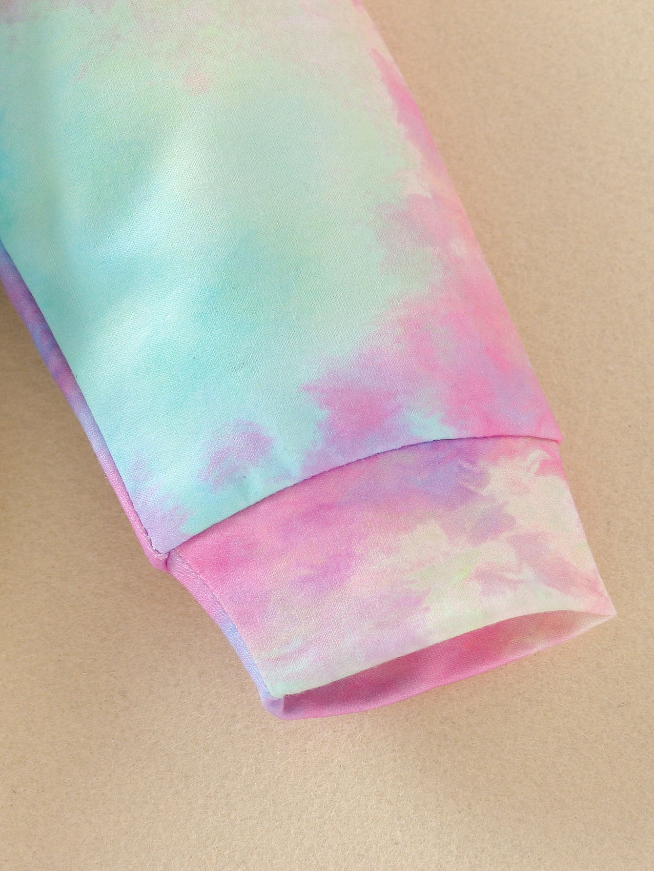 Nouveau costume à manches longues avec coutures tie-dye de l'INS