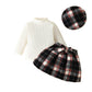 Ensemble trois pièces haut à col roulé, jupe tartan à cordon de serrage et béret