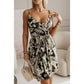 Robe d'été courte plissée à col en V et bretelles à imprimé floral pour femme
