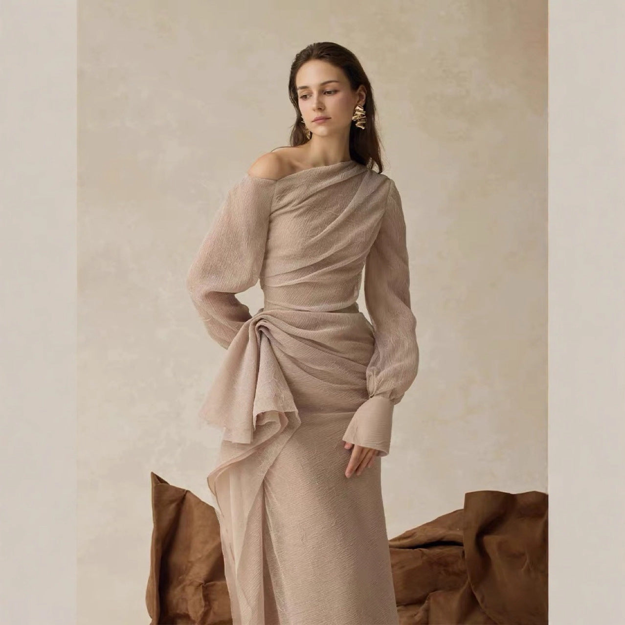 Gentle-style Pleated Long-sleeve Waist-cinching Off-shoulder Gown With Pleats In A Ladylike Aesthetic