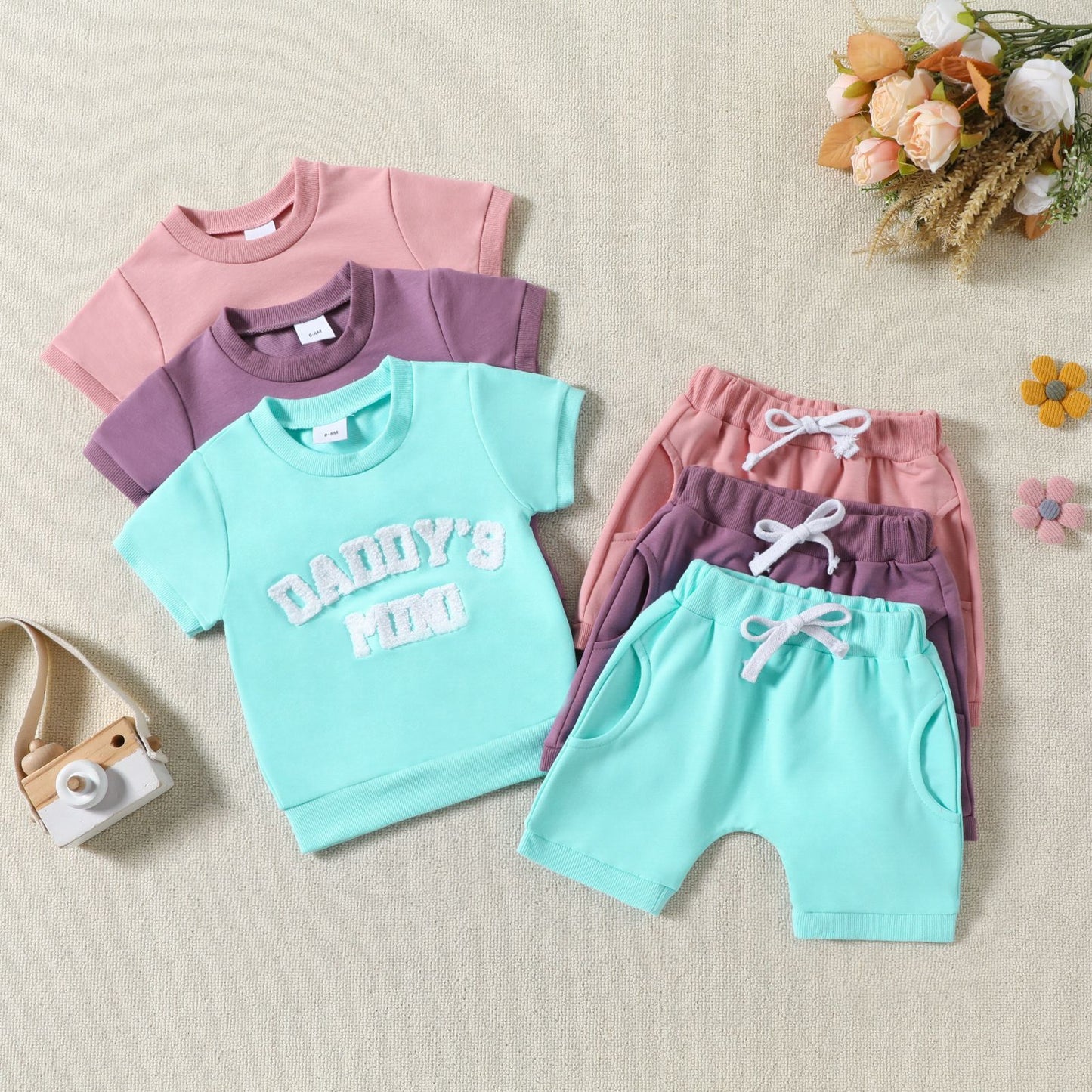 Ensemble deux pièces d'été avec haut imprimé à manches courtes et short de couleur unie