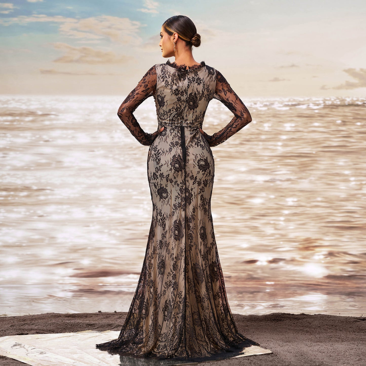 Robe de soirée fourreau en gaze à manches longues et col rond