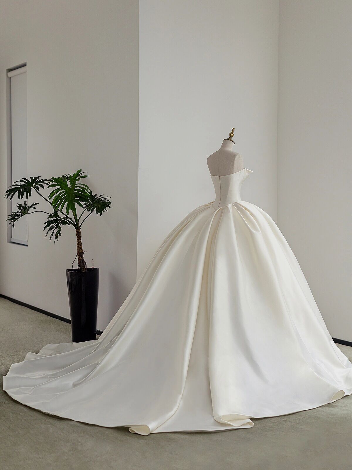 Robe de mariée Light Master vintage en satin avec haut tube