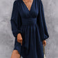 Robe à col diagonal, manches lanternes, taille plissée