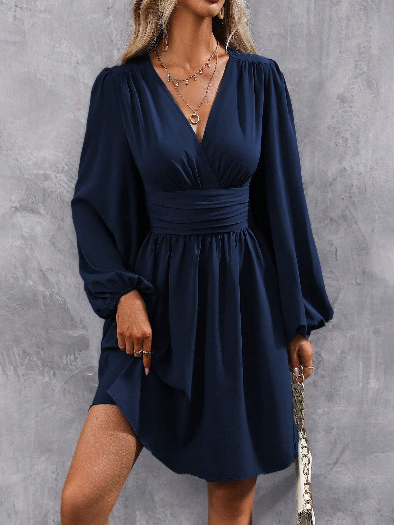 Robe à col diagonal, manches lanternes, taille plissée