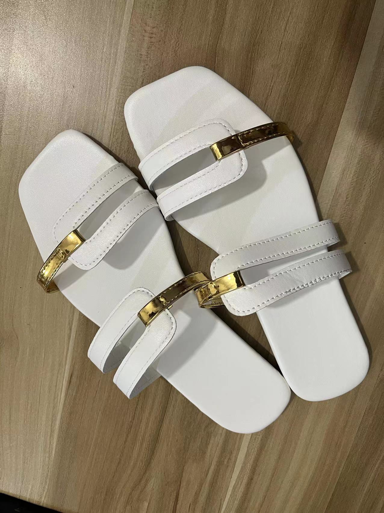 Sandales et pantoufles à semelles plates tendance et assorties pour femmes