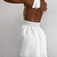 Robe blanche à décolleté en V profond et à lacets, taille ajustée et coussinet de poitrine