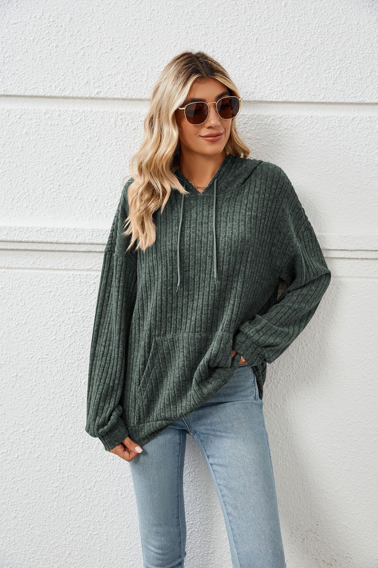 Pull tricoté à capuche et à rayures avec poche kangourou