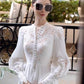 Robe à simple boutonnage en dentelle blanche brodée de fleurs, lanterne ajourée, manches longues, lacets