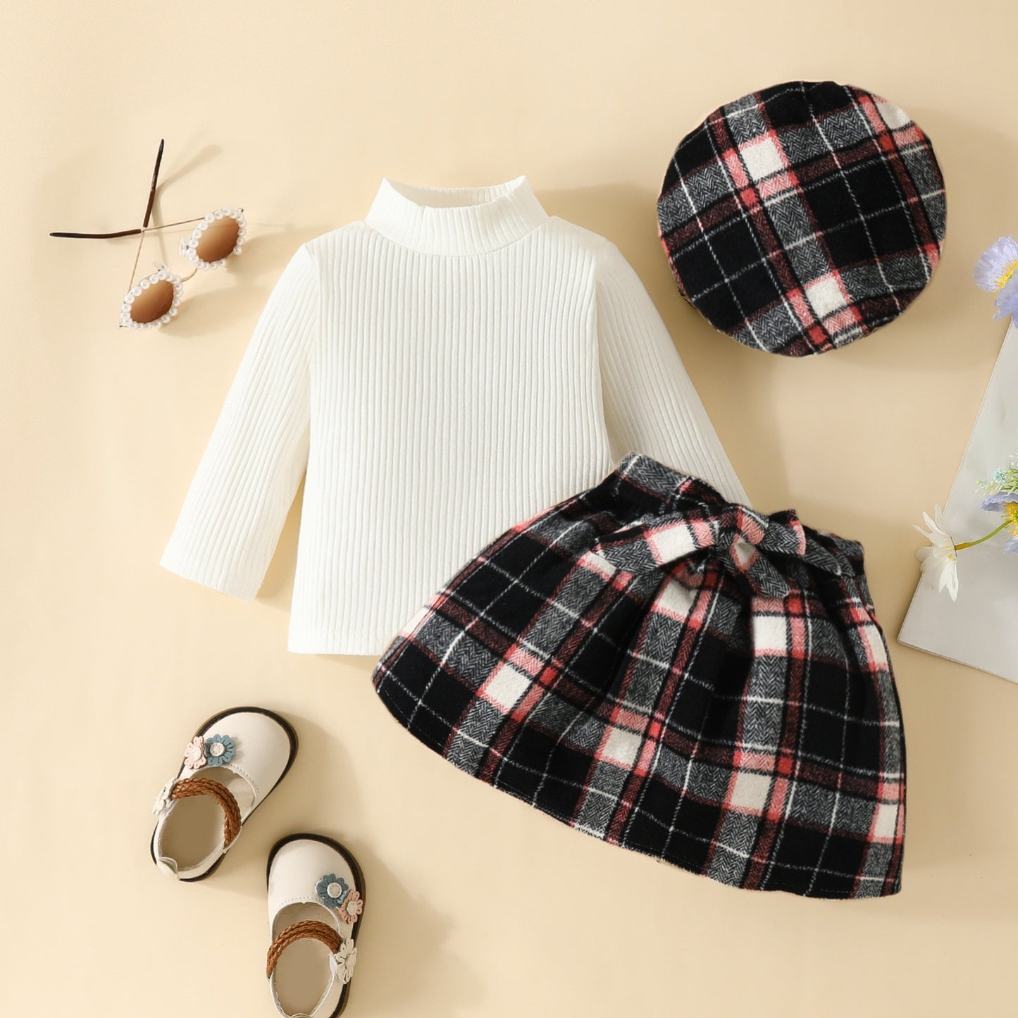 Ensemble trois pièces haut à col roulé, jupe tartan à cordon de serrage et béret