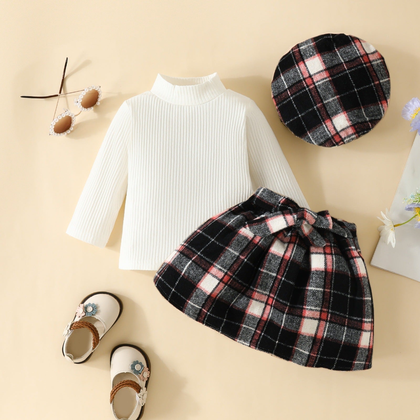 Ensemble trois pièces haut à col roulé, jupe tartan à cordon de serrage et béret