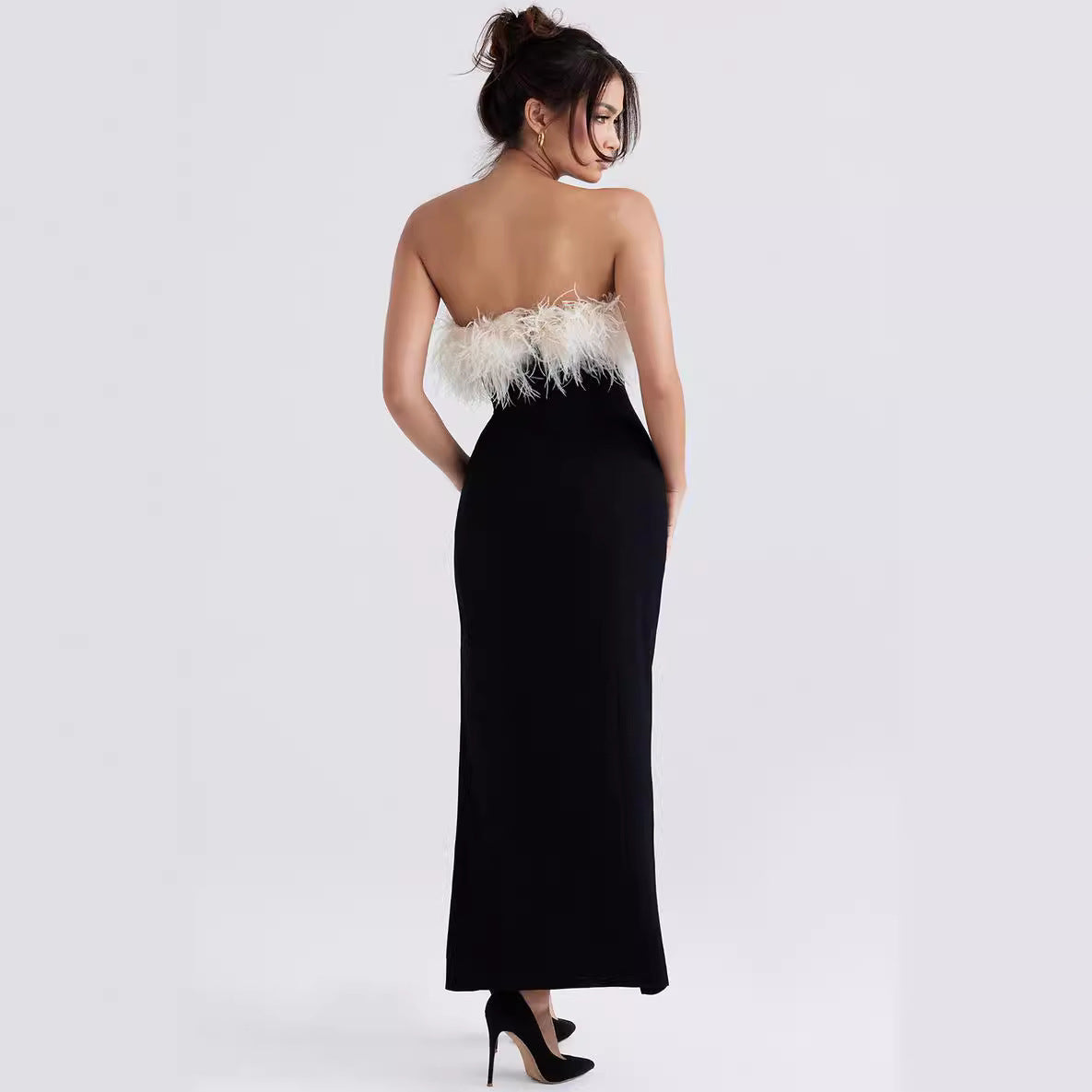 Robe une pièce européenne et américaine à épaules dénudées et à bandes de couleur contrastée en poils d'autruche