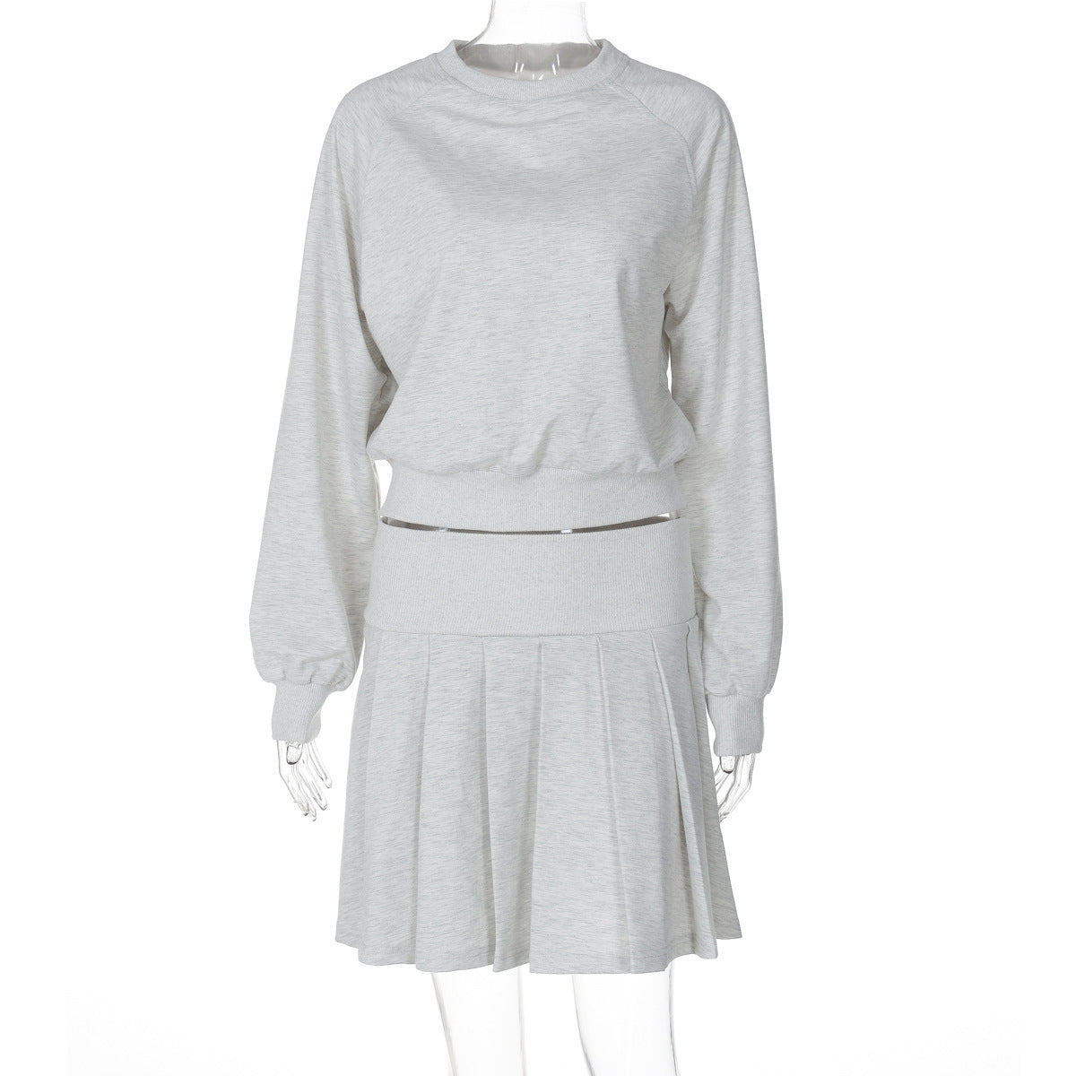 Ensemble deux pièces avec pull à manches longues et jupe plissée