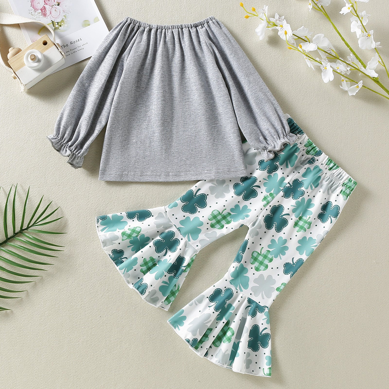 Ensemble deux pièces haut à manches longues gris imprimé trèfle à quatre feuilles et pantalon blanc