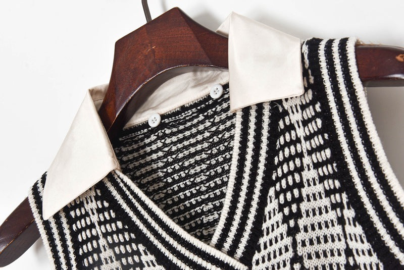 Pull taille haute à col en V croisé et losanges