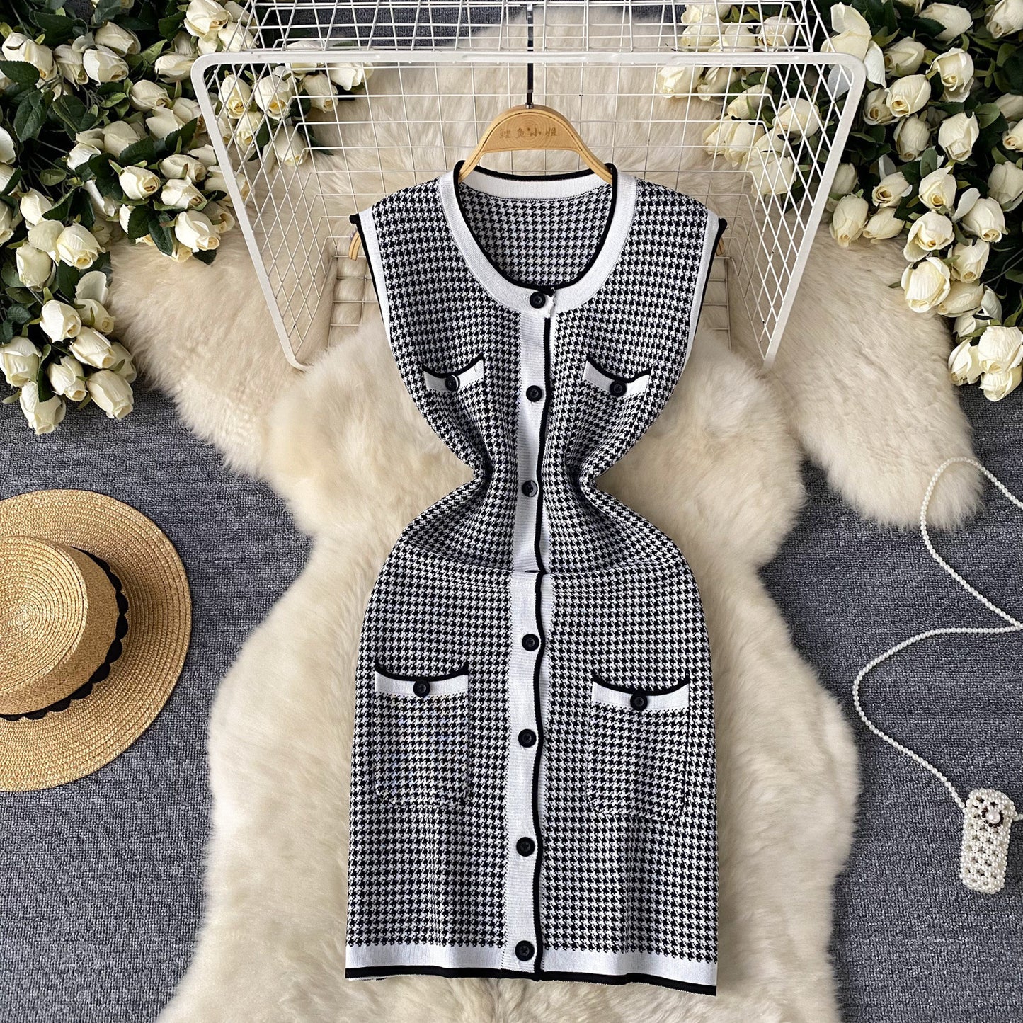 Light Luxury Gold Style Sleeveless Plaid Knitted Dress