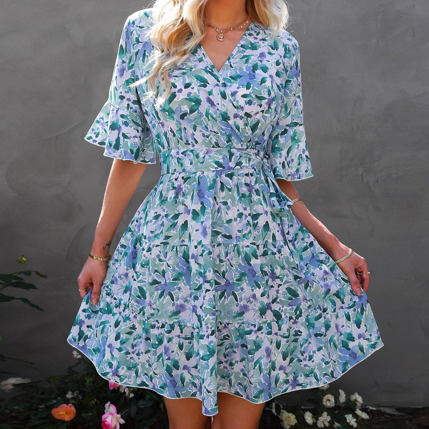 Robe fleurie à volants, manches courtes et col en V, style européen et américain