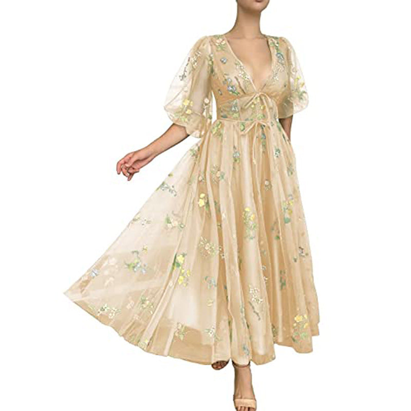 Robe mi-longue brodée en dentelle de fête