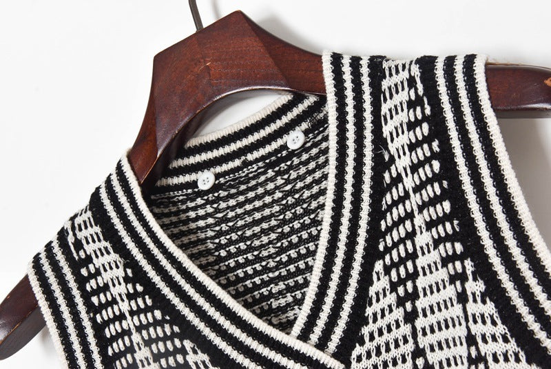 Pull taille haute à col en V croisé et losanges