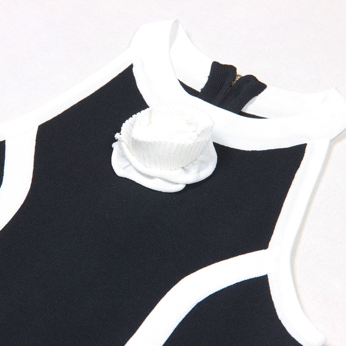 Robe courte en tricot sans manches, faite à la main, ajustée et fleurie